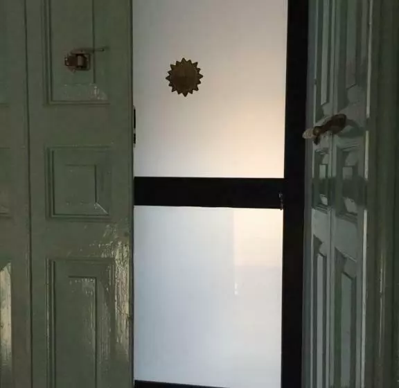 تختخواب و صبحانه Sunrise Apartment