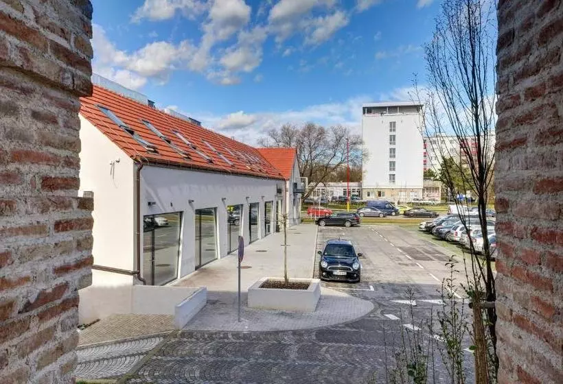 Majatalo Penzión Elements