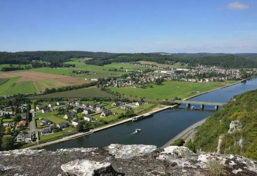 Aamiaismajoitus (B&B) Claire De Meuse Rooms Of December Fairyland