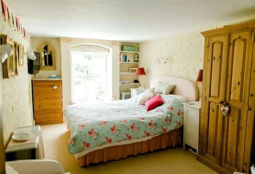 Aamiaismajoitus (B&B) Cosy Cottage Ground Floor Bedroom Ensuite With Private Entrance