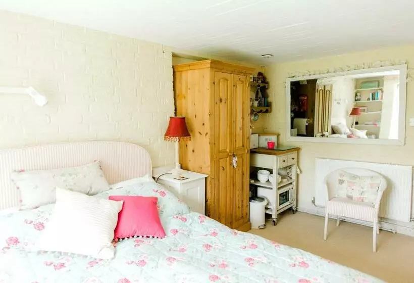 Aamiaismajoitus (B&B) Cosy Cottage Ground Floor Bedroom Ensuite With Private Entrance