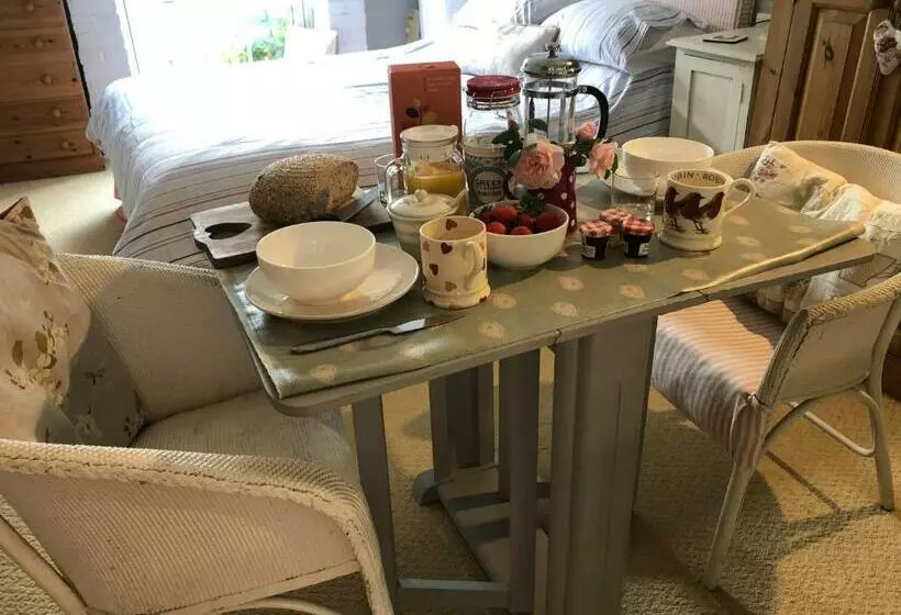 Aamiaismajoitus (B&B) Cosy Cottage Ground Floor Bedroom Ensuite With Private Entrance