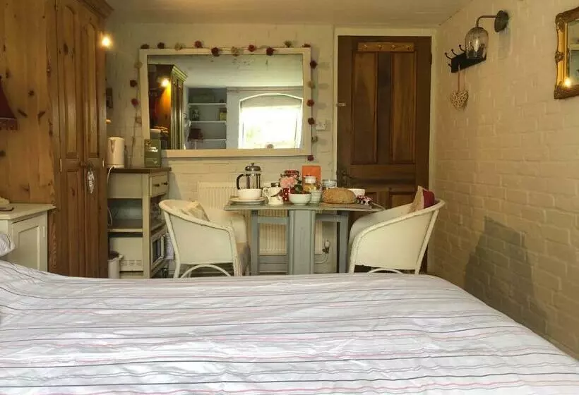Aamiaismajoitus (B&B) Cosy Cottage Ground Floor Bedroom Ensuite With Private Entrance