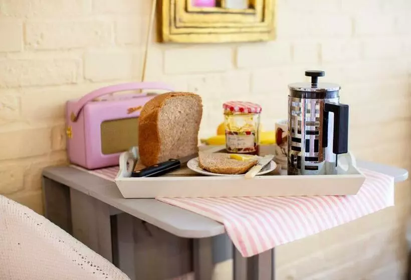 Aamiaismajoitus (B&B) Cosy Cottage Ground Floor Bedroom Ensuite With Private Entrance