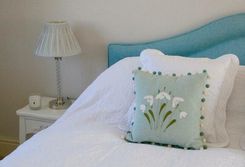 Bed and Breakfast Thatched Cottage