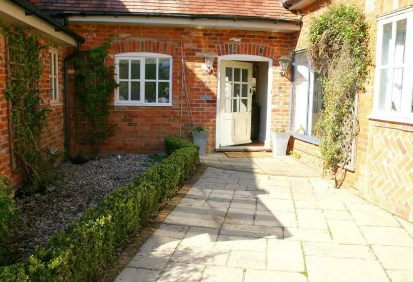 Aamiaismajoitus (B&B) Thatched Cottage