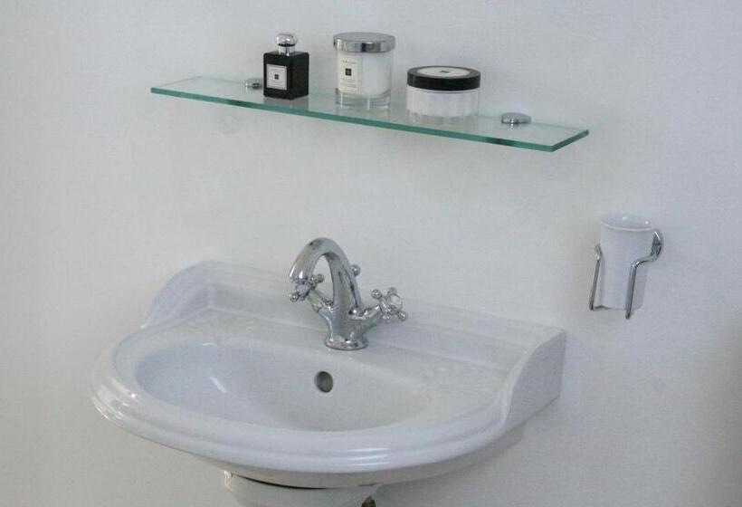 Bed and Breakfast Thatched Cottage