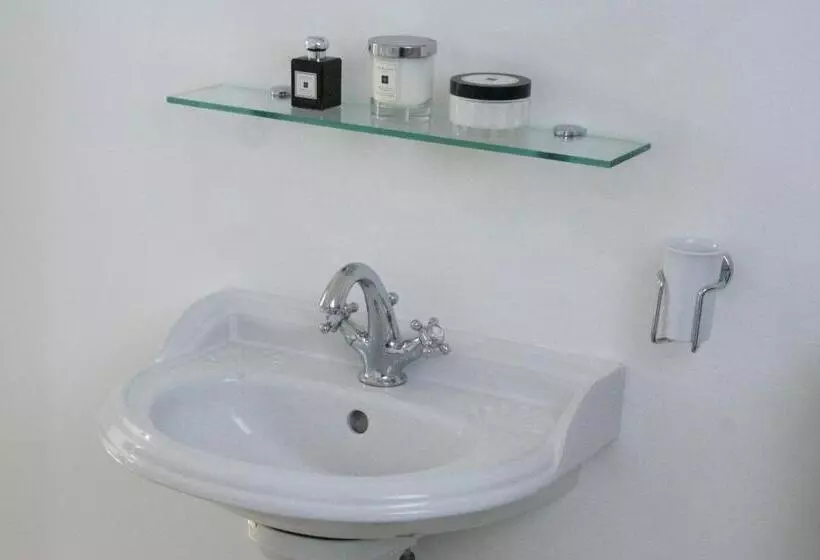 Aamiaismajoitus (B&B) Thatched Cottage