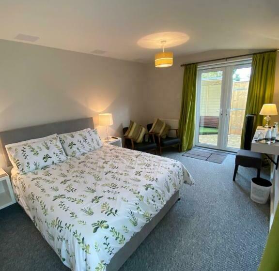 پانسیون The Hideaway