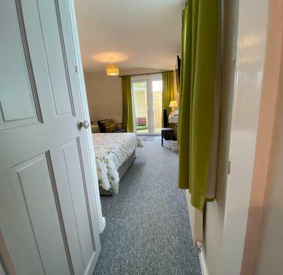 پانسیون The Hideaway