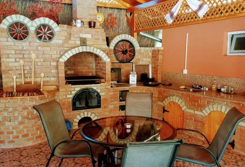 پانسیون Casa Leucian