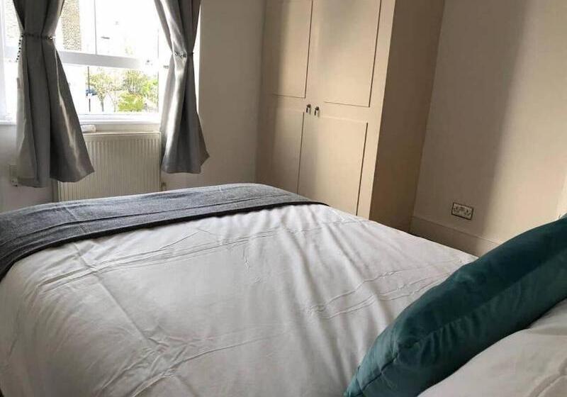 بنسيون Eurostar Budget Rooms   Next To Kings Cross & Eurostar Train Station