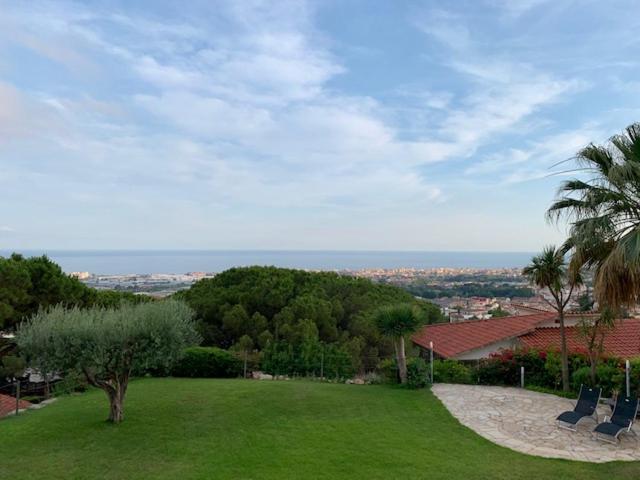 تختخواب و صبحانه Palm Maresme Suite With Bathroom And Living Room And Terrasse With Ocean Views In A Private Villa