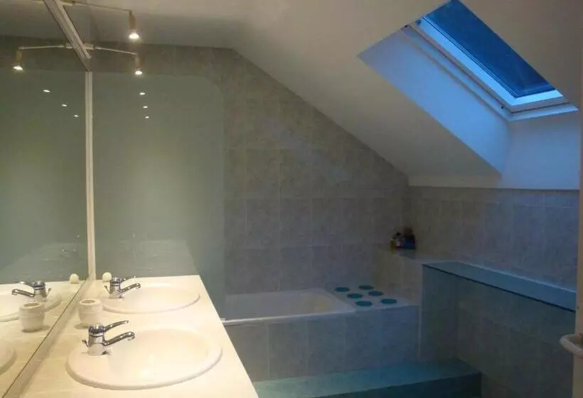 ベッドアンドブレックファースト Palm Maresme   Suite With Bathroom And Living Room And Terrasse With Ocean Views In A Private Villa