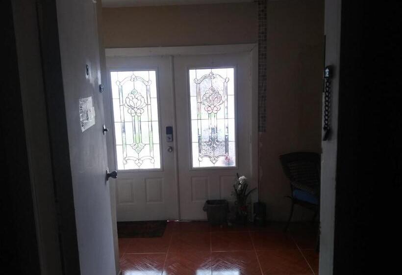 פנסיון Bon Soleil Stadium Guesthome