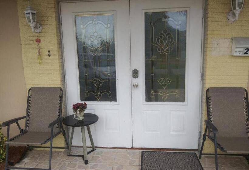 פנסיון Bon Soleil Stadium Guesthome