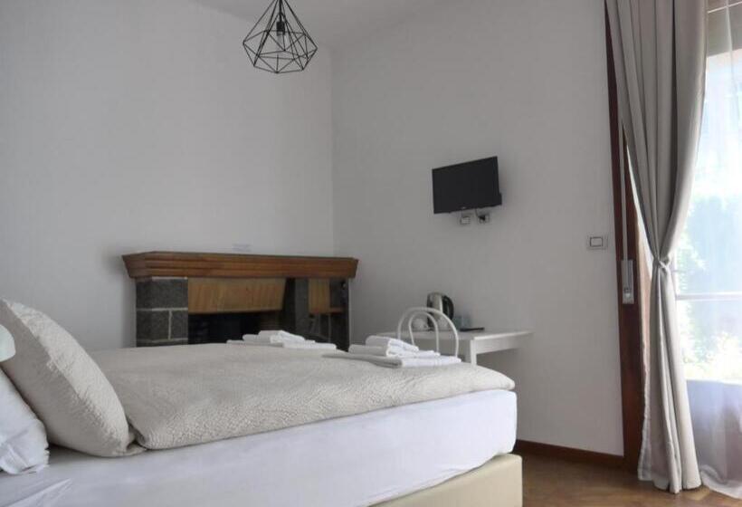 ペンション La Tana Rooms