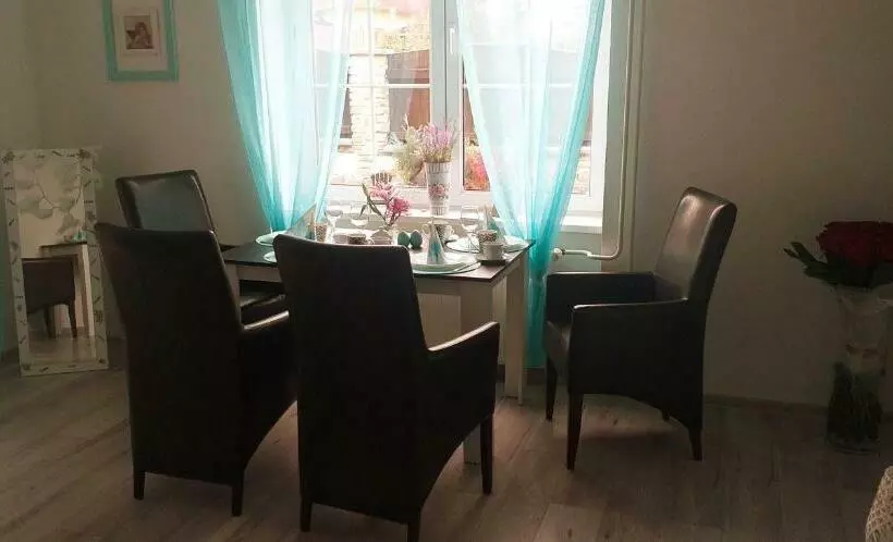 تختخواب و صبحانه Monato