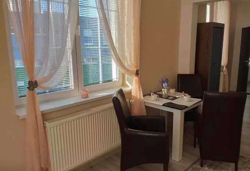 تختخواب و صبحانه Monato