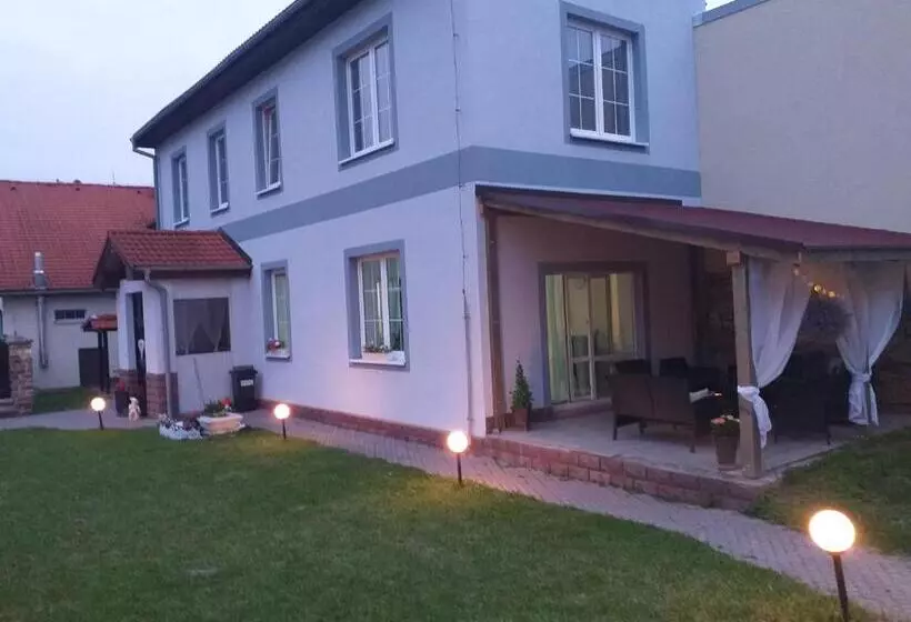 تختخواب و صبحانه Monato