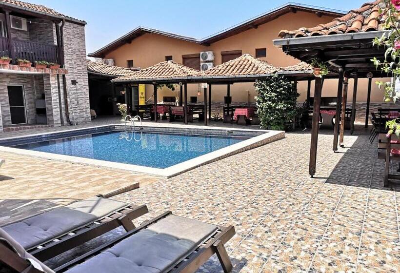 بنسيون Bali Petrich