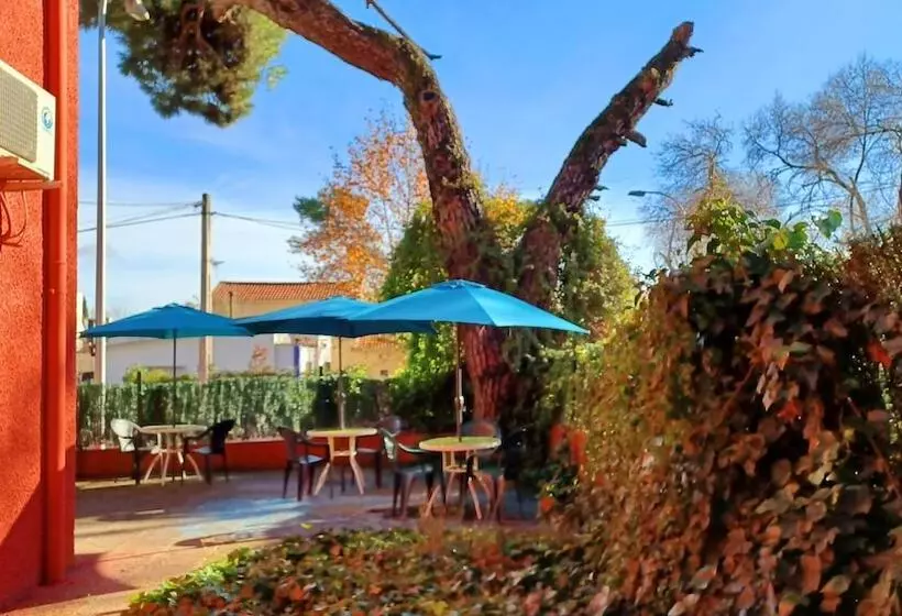 مسافرخانه C&h Aravaca Garden