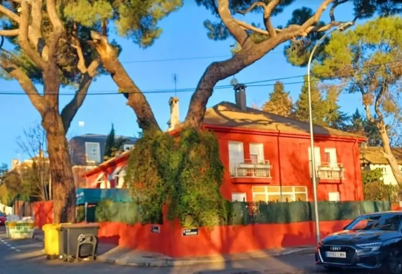 مسافرخانه C&h Aravaca Garden