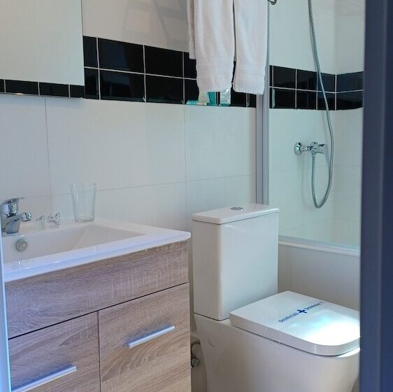 مسافرخانه C&h Aravaca Garden