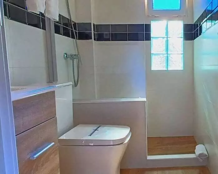 مسافرخانه C&h Aravaca Garden