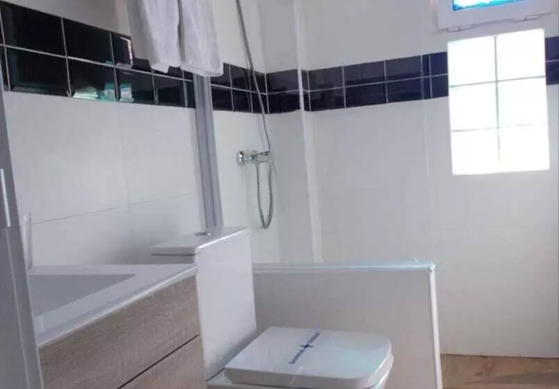 مسافرخانه C&h Aravaca Garden