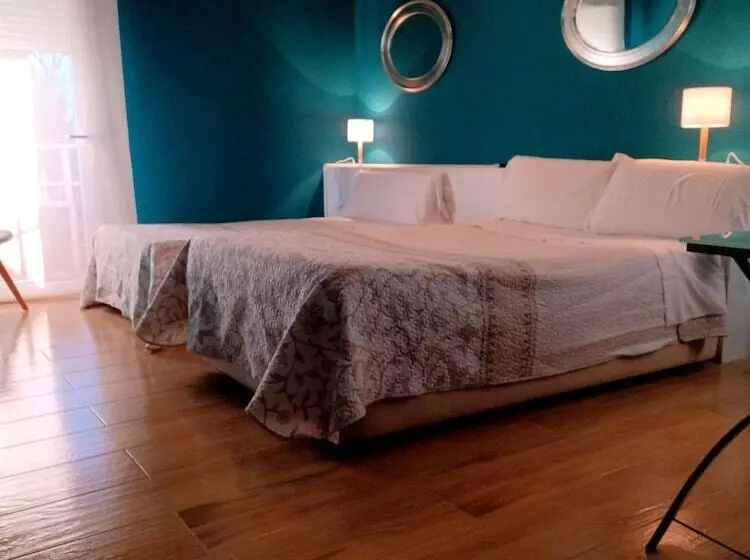 مسافرخانه C&h Aravaca Garden