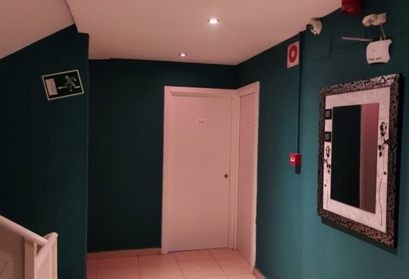 مسافرخانه C&h Aravaca Garden