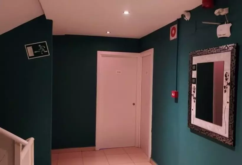 مسافرخانه C&h Aravaca Garden