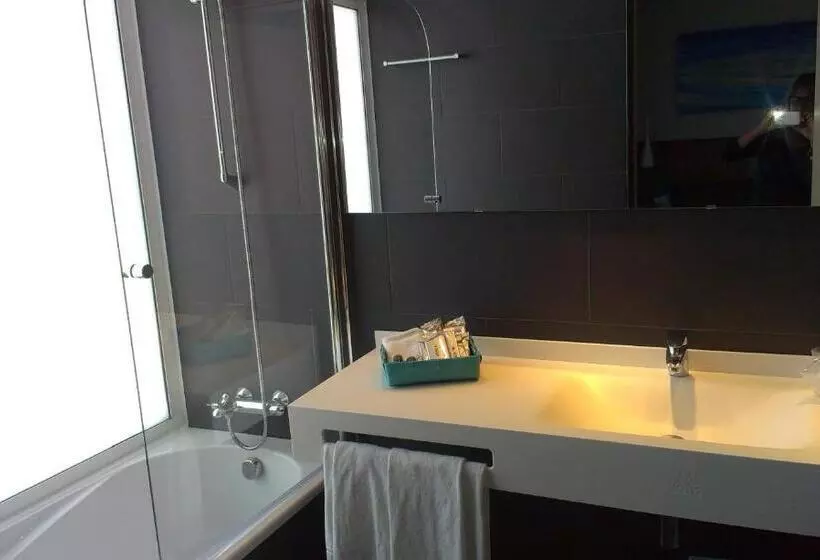 Отель Atenea Port Barcelona Mataro