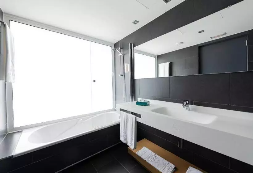 Отель Atenea Port Barcelona Mataro