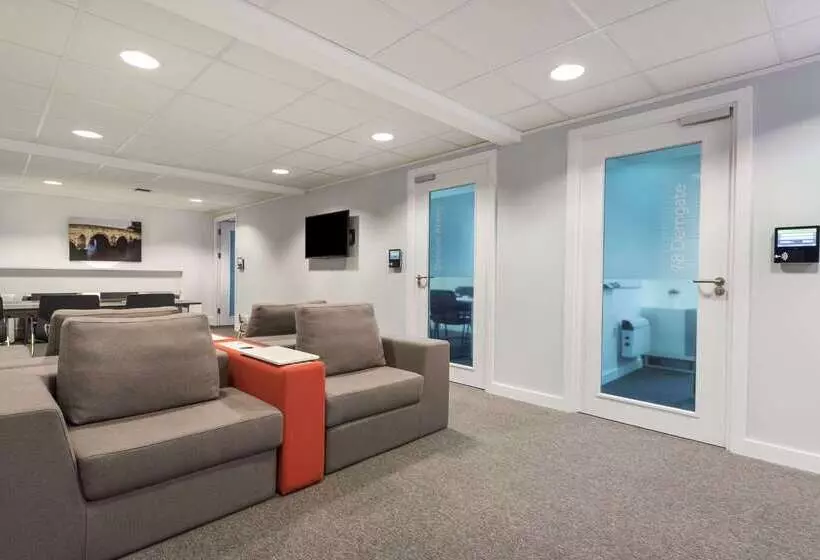 Отель Days Inn Watford Gap