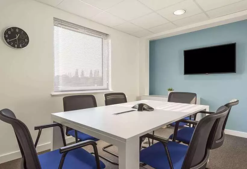 Отель Days Inn Watford Gap