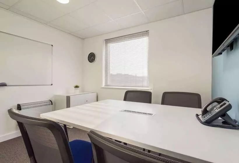 Отель Days Inn Watford Gap