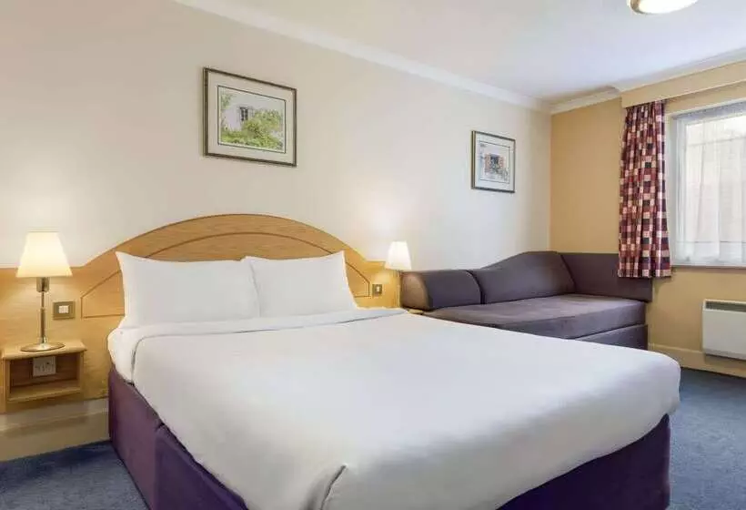 Отель Days Inn Watford Gap