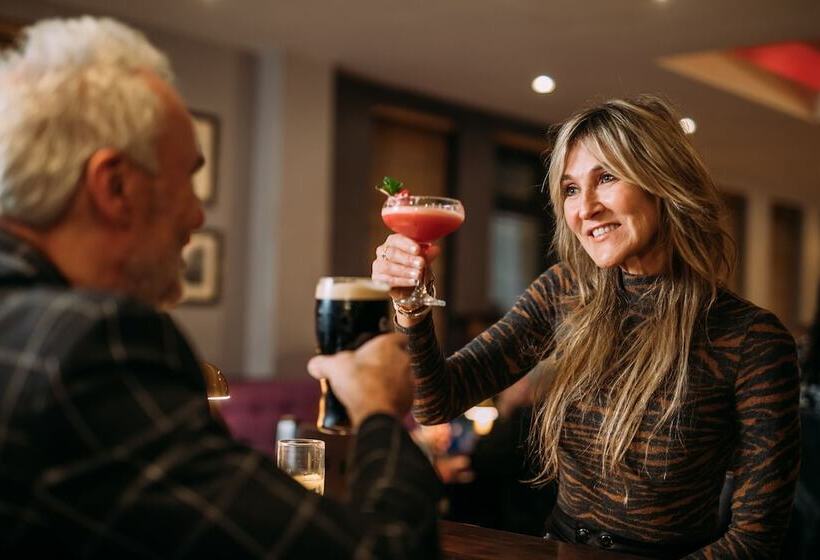 The Valley Hotel & Carriage Gardens