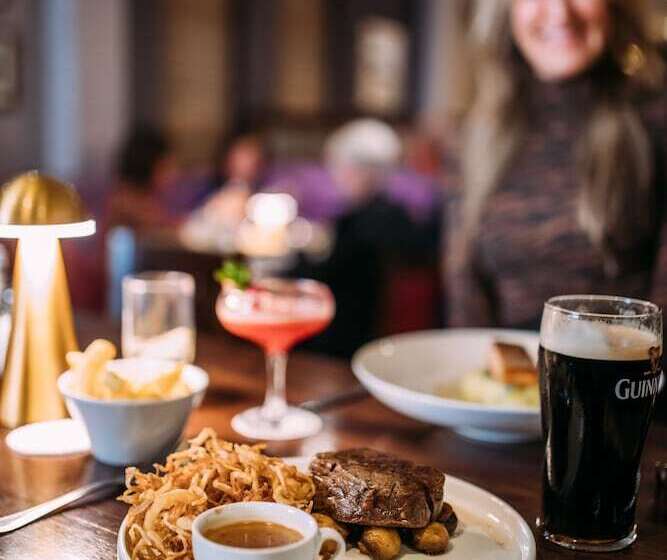 The Valley Hotel & Carriage Gardens