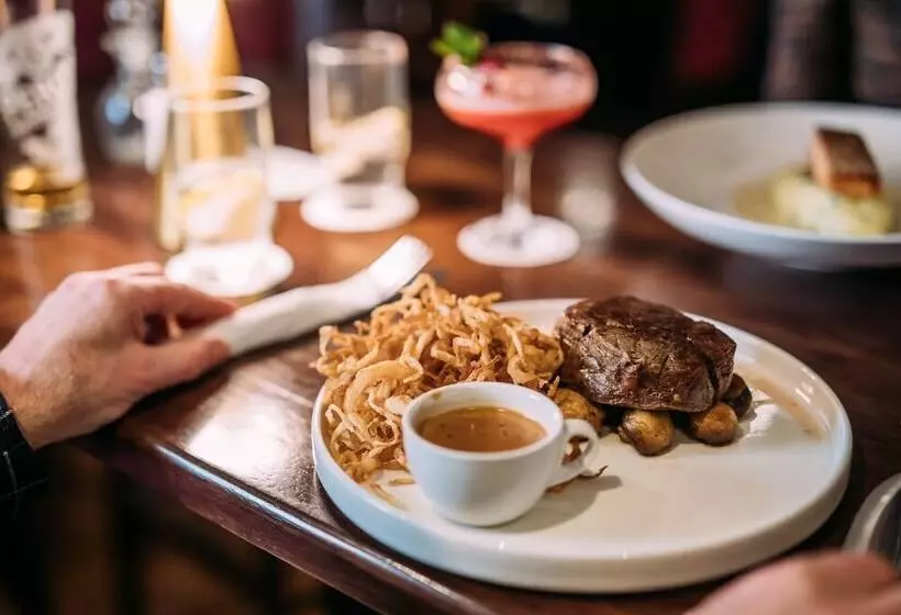 The Valley Hotel & Carriage Gardens