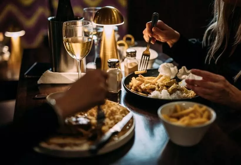 The Valley Hotel & Carriage Gardens