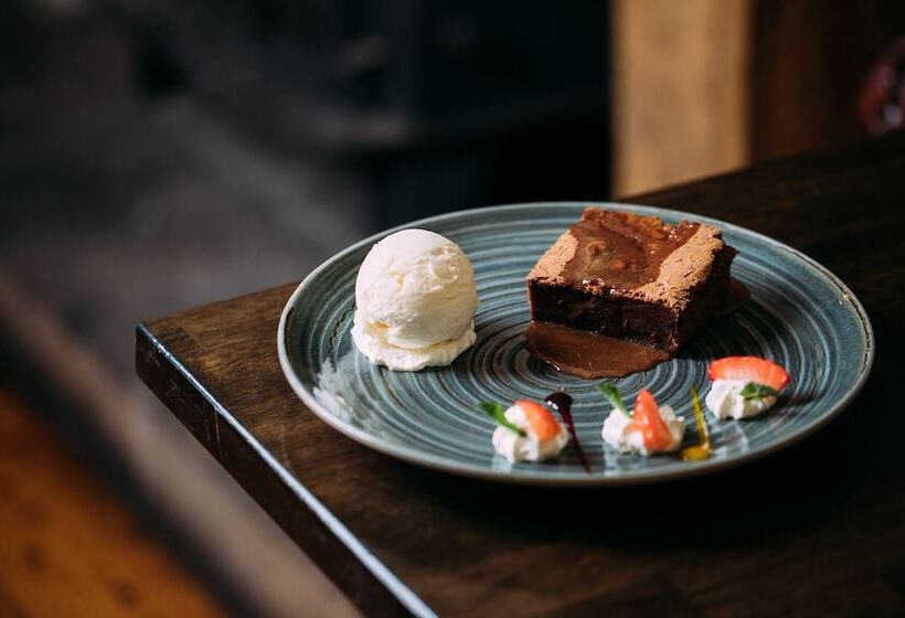 The Valley Hotel & Carriage Gardens