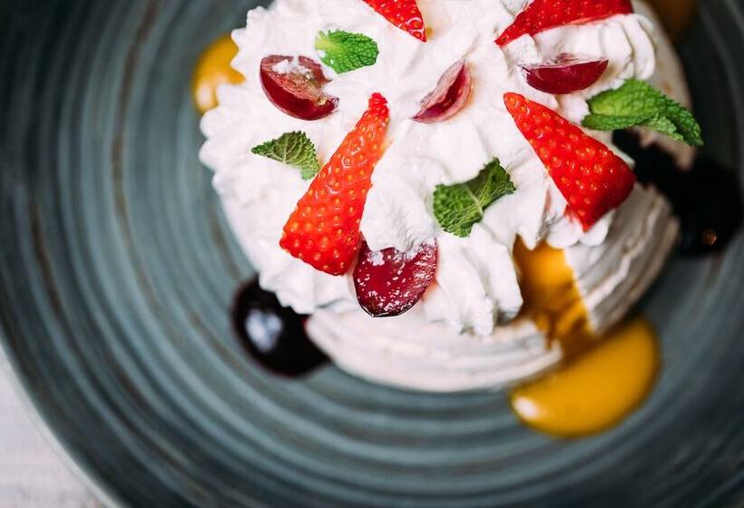 The Valley Hotel & Carriage Gardens