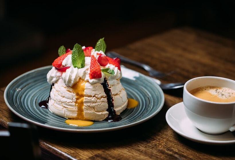 The Valley Hotel & Carriage Gardens