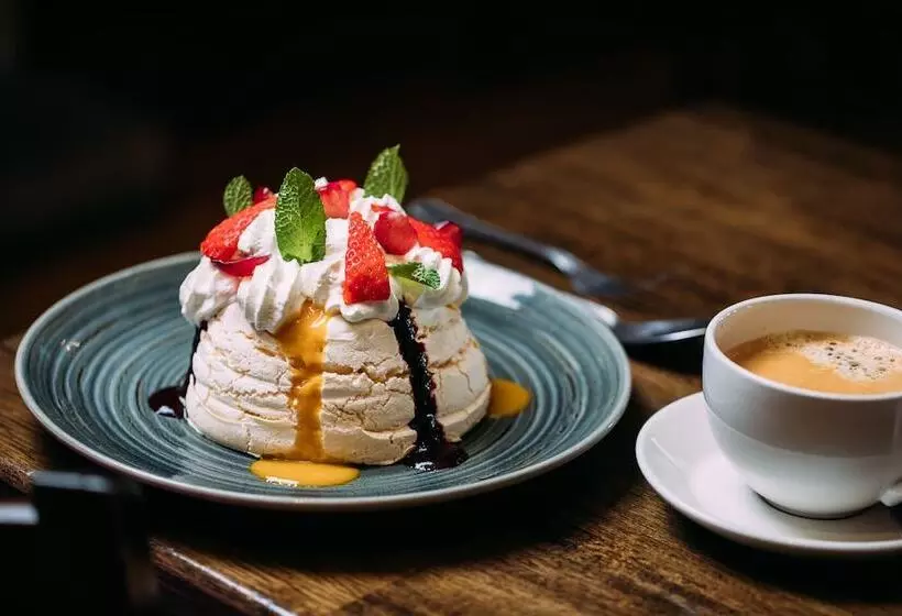 The Valley Hotel & Carriage Gardens