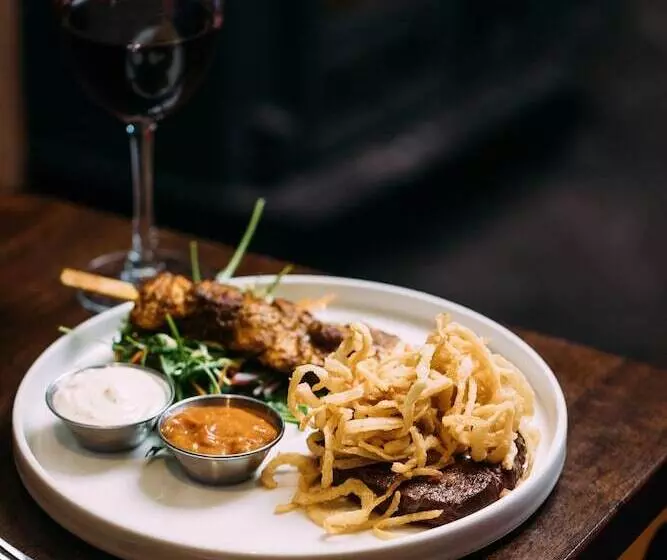 The Valley Hotel & Carriage Gardens