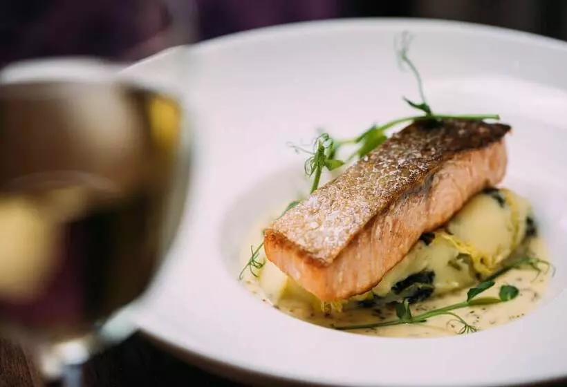 The Valley Hotel & Carriage Gardens