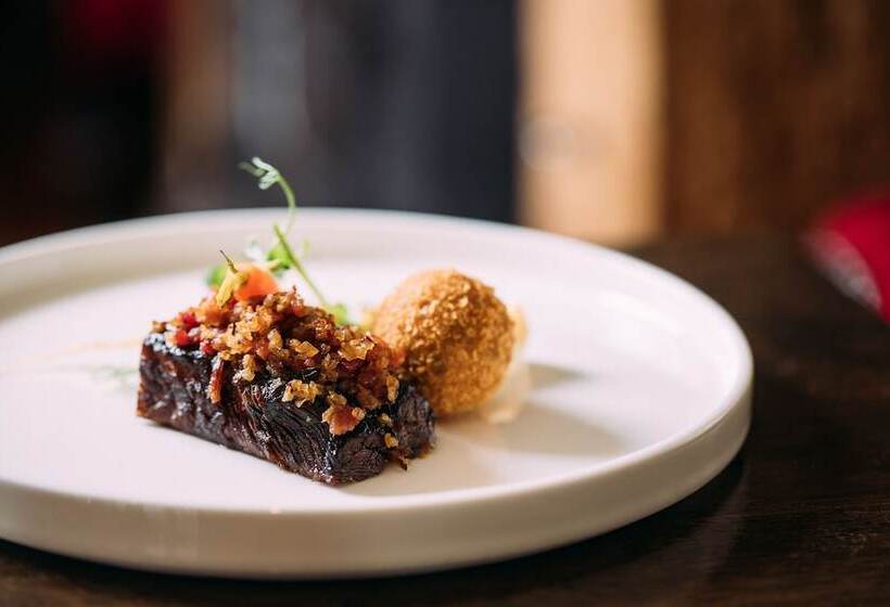 The Valley Hotel & Carriage Gardens